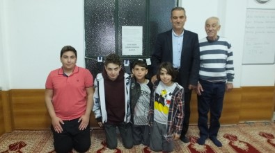 Burhaniye'de Teravih Namazına Gelen Çocuklar Cemaati Sevindirdi