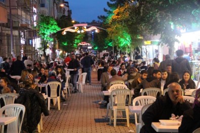 Çan'da Vatandaşlar Ve Esnaflar İftar Verdi