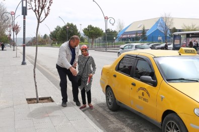 Görme Engelli Zehra'nın Yardımına Taksiciler Koştu