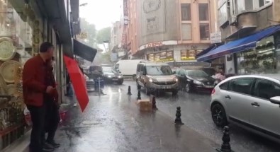 İstanbul'da Etkili Olan Yağmur Vatandaşlara Zor Anlar Yaşattı