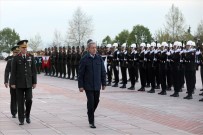 Milli Savunma Bakanı Akar, Mehmetçikle İftar Yaptı