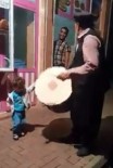 SAHUR - Minik Çocuk Kendini Ramazan Davulunun Ritmine Kaptırdı
