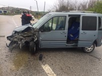 PEÇENEK - Otomobil İle Kamyonet Çarpıştı, 1 Çocuk Yaralandı