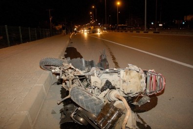 Otomobille Çarpışan Motosikletle Hurdaya Döndü Açıklaması 1 Ölü, 1 Yaralı