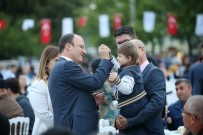 TEKERLEKLİ SANDALYE BASKETBOL - Pamukkale Belediyesi Çalışanları İftarda Bir Araya Geldi