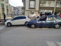 YUNUS NADI - Park Halindeki Otomobile Çarptı, 3 Yaralı