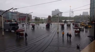 Sağanak yağış vatandaşlara zor anlar yaşattı