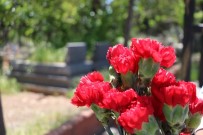 ANNELER GÜNÜ - Anneler Günü'nde Mezarlığa Koştular