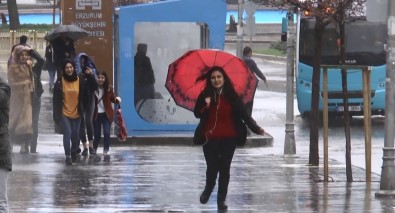 Erzurum'da Sağanak Bir Anda Bastırdı