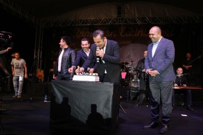 Ferhat Göçer'e Konserinde Doğum Günü Sürprizi