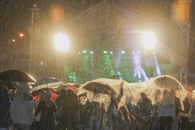 Yağmur Altında Türkü Gecesi