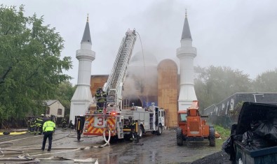 ABD'de Bir Camide Yangın Çıktı