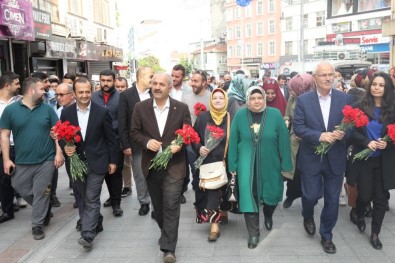 Başkan Büyükgöz'den Gebzeli Annelere Çiçek Hediye Etti