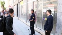 SEVİMLİ KEDİ - Boş Dükkanda Mahsur Kalan 'Sakız'ı İtfaiye Ekipleri Kurtarıldı