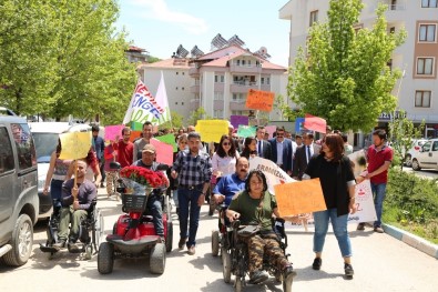 Engelli Bireylerden Farkındalık Yürüyüşü