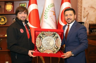 AFAD Başkanı Güllüoğlu, Belediye Başkanı Arı'yı Ziyaret Etti