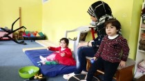 YÜRÜME ENGELLİ - Ailesini İrlanda'da Bırakıp Yardım İçin İzmir'e Geldi