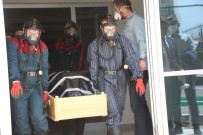 OKSİJEN TÜPÜ - Bolu'da, Evinde Ölü Bulunan Yaşlı Kadın, Özel Kıyafetlerle Cenaze Aracına Taşındı