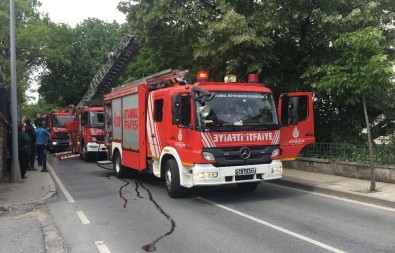 Çatıdan Dumanların Yükseldiğini Gören Apartman Sakinleri Kendilerini Dışarı Attı