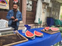Esnaf Bütün Satamadığı Karpuzu Dilimledi