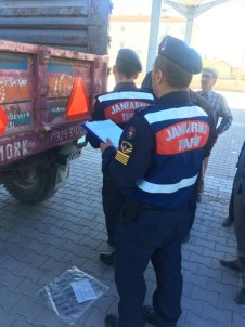 Jandarma Konaklı'da Çiftçilerin Römorklarına Reflektör Taktı
