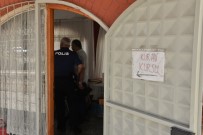 SADAKA KUTUSU - Sadaka Paralarını Çalıp İçerde Yemek Yediler