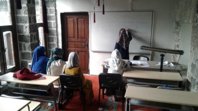 Sur Gençlerinin Eğitimine Destek Projesi Sürüyor