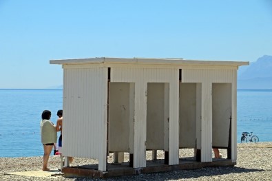 Tatilcilerin Kapısız Soyunma Kabinleri Tepkisi