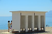 HÜSEYİN ÇELİK - Tatilcilerin Kapısız Soyunma Kabinleri Tepkisi