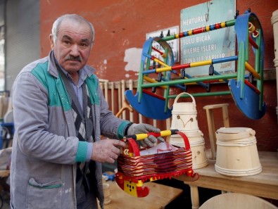 Yaklaşık 50 Yıldır 30 Metrekare Dükkanında Marangozluk Yapıyor