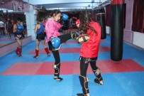 KÜÇÜK KIZ - 600 Sporcu Arasından Türkiye Şampiyonu Oldu