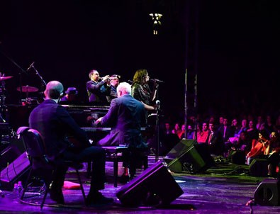 ABD'li müzik grubu Pink Martini Bursa'da konser verdi