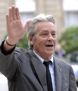 Cannes'da Alain Delon'a Karşı Başlatılan Kampanyada 18 Bin İmza Toplandı