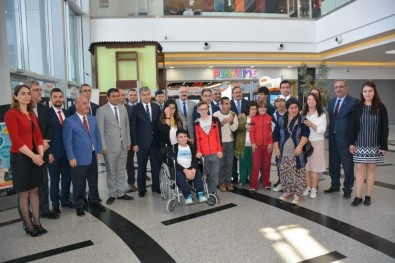 Engelli Öğrenciler Tarafından Hazırlanan Resimler Sergilendi