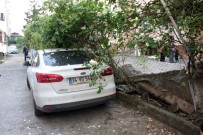 CEVIZLI - Kartal'da Bahçe Duvarı Araçların Üzerinde Devrildi