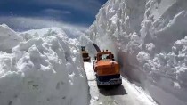 KARLA MÜCADELE - Muş'ta Kar Ve Tipiden 6 Aydır Kapalı Olan Yol Açıldı