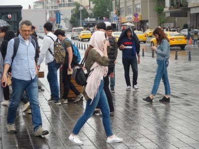 Taksim'de Vatandaşlar Yağmura Hazırlıksız Yakalandı