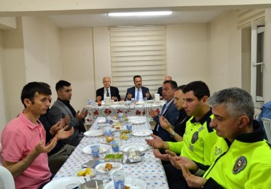 Vali Şentürk, Polislerle İftar Yaptı