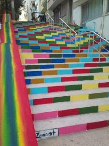 Adakale'nin Merdivenleri Gökkuşağı Renklerine Büründü