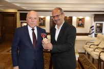 ŞEHİR TİYATROSU - Erzurum Şehir Tiyatrosu Yönetmeni Yetimoğlu'ndan Başkan Sekmen'e 'Horoz Şekeri'