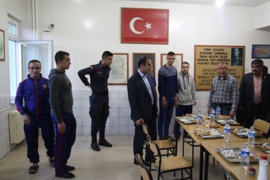 İlçe Protokolü Askerlerle İftar Yemeğinde Buluştu