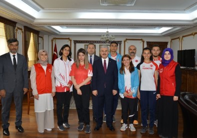Kırşehir Valisi İbrahim Akın Açıklaması 'Gençleri, Ahlaklı Zeki Ve Sporcu Bireyler Olarak Yetiştiriyoruz'