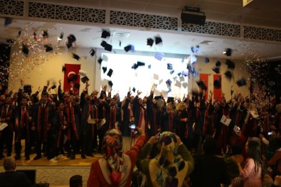 AÜ İlahiyat Fakültesinde Mezuniyet Sevinci