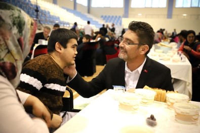 -Başkan İşlek, İftar Yemeğinde Engelli Vatandaşlarla Bir Araya Geldi