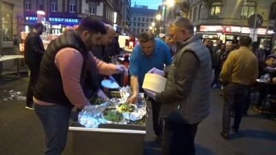 Frankfurt Türk Esnafı Sokakta İftar Verdi