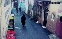 KAPKAÇ - İzmir'deki Kapkaç Anı Güvenlik Kamerasına Yansıdı