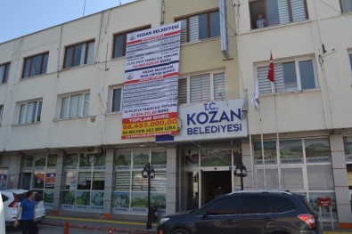 Kozan Belediyesi Borçlarını Afişle Duyurdu