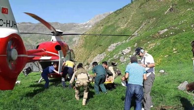 Kozluk'ta Hayvan Otlatan Kadın Kayalıklardan Düşerek Ağır Yaralandı