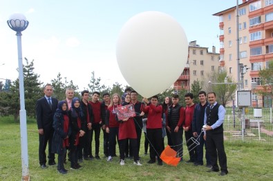 Meteoroloji Balonu Liseli Öğrenciler Tarafından Atıldı
