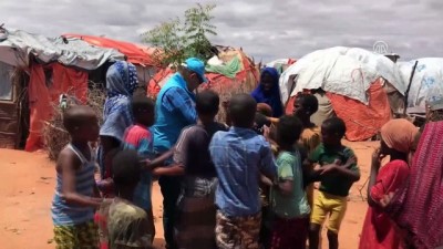 Somalili Çocuklar TDV'nin Dağıttığı Balon Ve Şekerlerle Sevindi